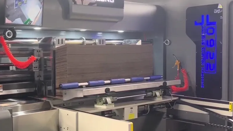 Apiladora, impresora y ranuradora flexográfica de alta velocidad automática