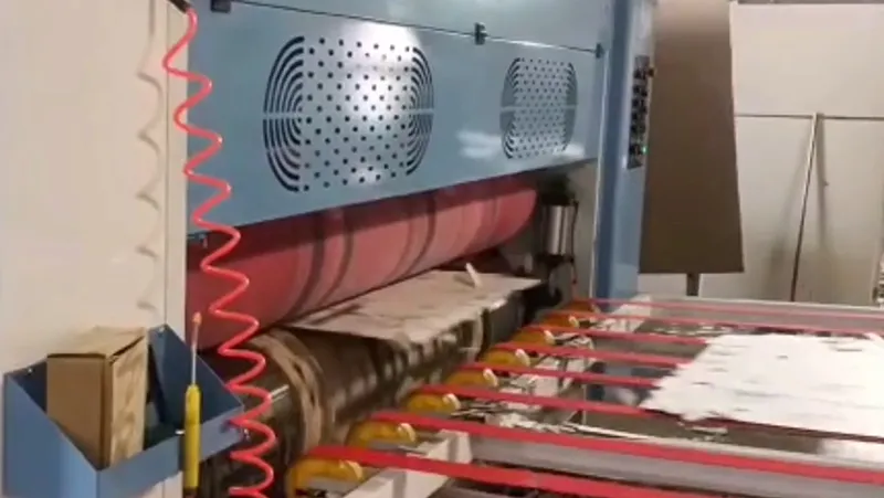 Apiladora, impresora y ranuradora flexográfica automática