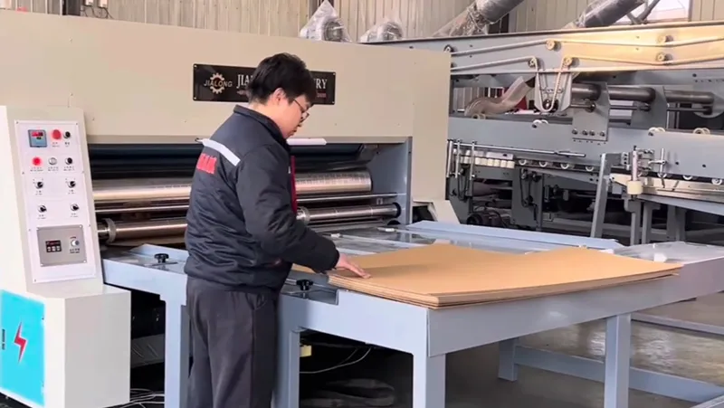 Impresora y ranuradora flexográfica semiautomática (alimentador por cadena)