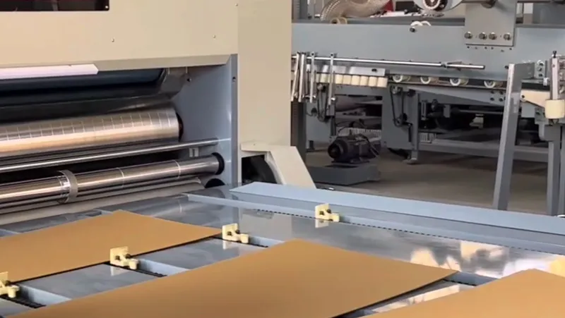 Impresora y ranuradora flexográfica semiautomática (alimentador por cadena)