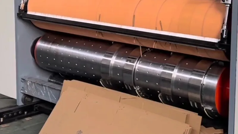 Impresora y ranuradora flexográfica semiautomática (alimentador por cadena)